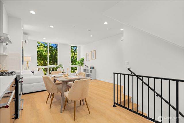 955 N 35th Street, Seattle, WA 98103