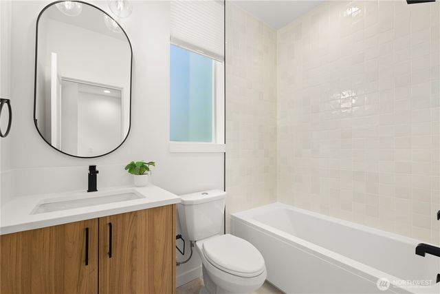 955 N 35th Street, Seattle, WA 98103