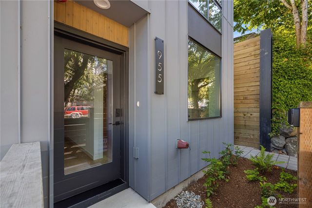 955 N 35th Street, Seattle, WA 98103