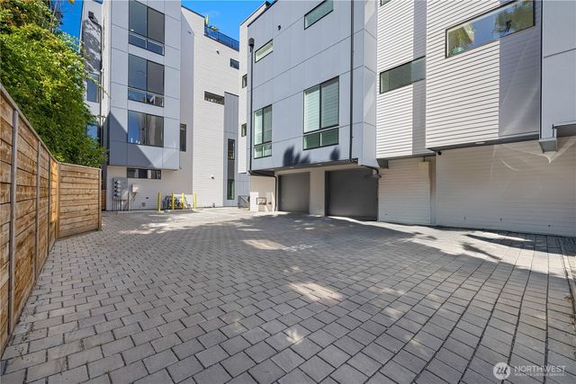 955 N 35th Street, Seattle, WA 98103