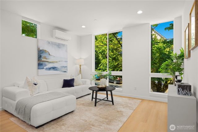 955 N 35th Street, Seattle, WA 98103