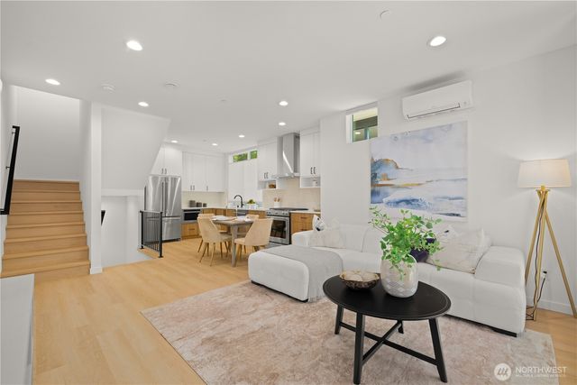 955 N 35th Street, Seattle, WA 98103