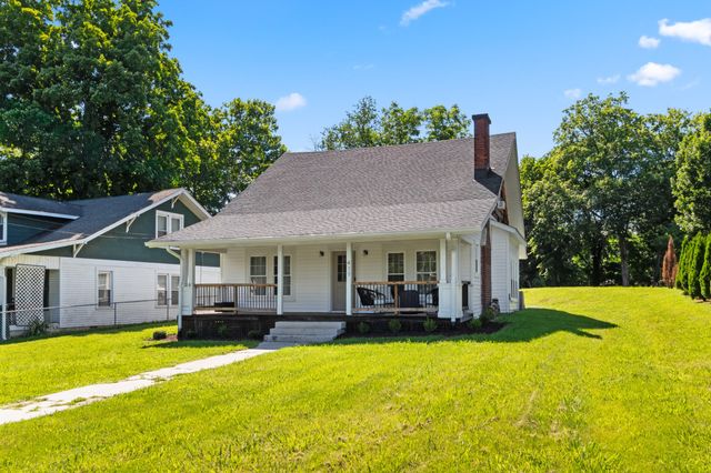 411 Riverside Dr, Columbia, TN 38401