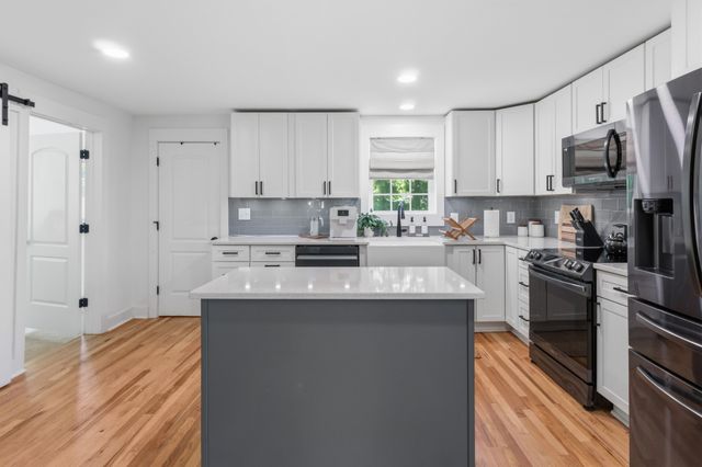 411 Riverside Dr, Columbia, TN 38401