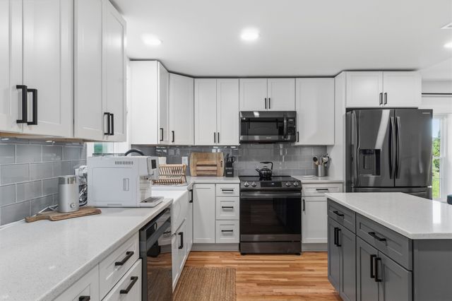 411 Riverside Dr, Columbia, TN 38401