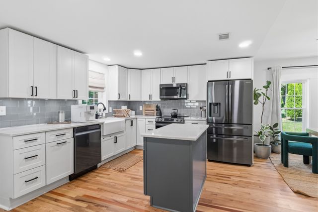 411 Riverside Dr, Columbia, TN 38401
