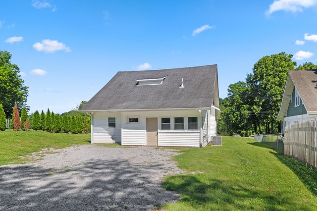 411 Riverside Dr, Columbia, TN 38401