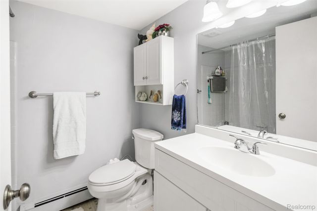 995 N Cass Lake Road 218, Waterford Charter Township, MI 48328