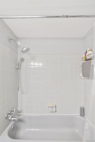 995 N Cass Lake Road 218, Waterford Charter Township, MI 48328