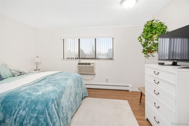 995 N Cass Lake Road 218, Waterford Charter Township, MI 48328