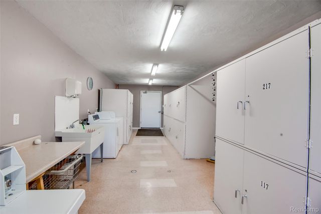 995 N Cass Lake Road 218, Waterford Charter Township, MI 48328