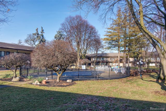 995 N Cass Lake Road 218, Waterford Charter Township, MI 48328