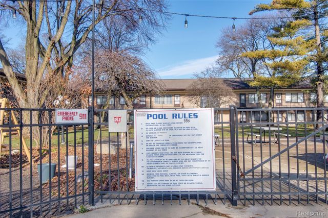 995 N Cass Lake Road 218, Waterford Charter Township, MI 48328