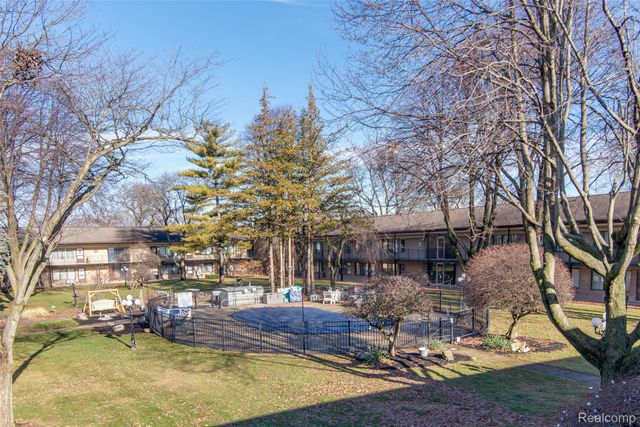 995 N Cass Lake Road 218, Waterford Charter Township, MI 48328