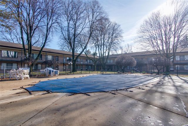 995 N Cass Lake Road 218, Waterford Charter Township, MI 48328