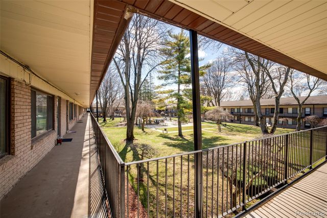 995 N Cass Lake Road 218, Waterford Charter Township, MI 48328