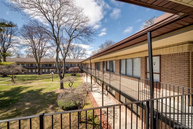 995 N Cass Lake Road 218, Waterford Charter Township, MI 48328