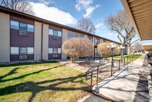 995 N Cass Lake Road 218, Waterford Charter Township, MI 48328