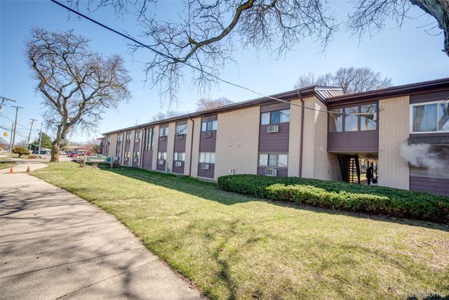 995 N Cass Lake Road 218, Waterford Charter Township, MI 48328