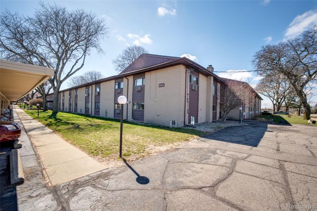 995 N Cass Lake Road 218, Waterford Charter Township, MI 48328