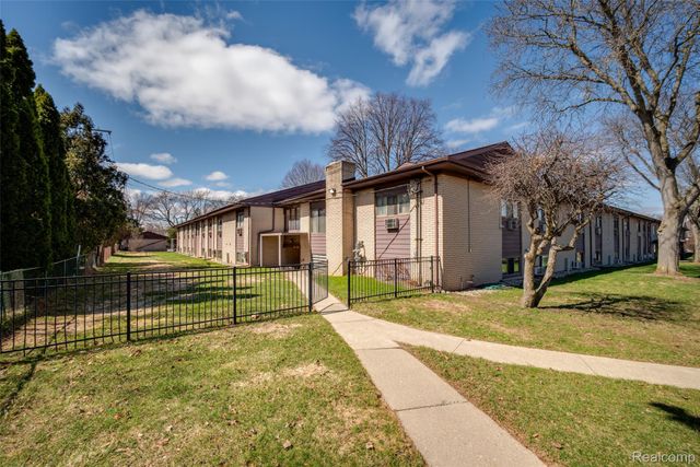 995 N Cass Lake Road 218, Waterford Charter Township, MI 48328