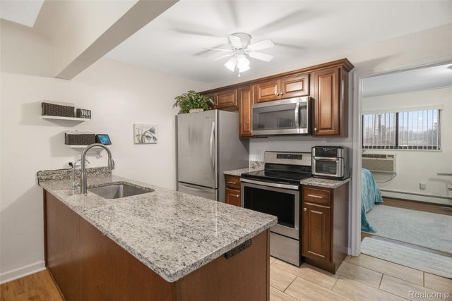 995 N Cass Lake Road 218, Waterford Charter Township, MI 48328