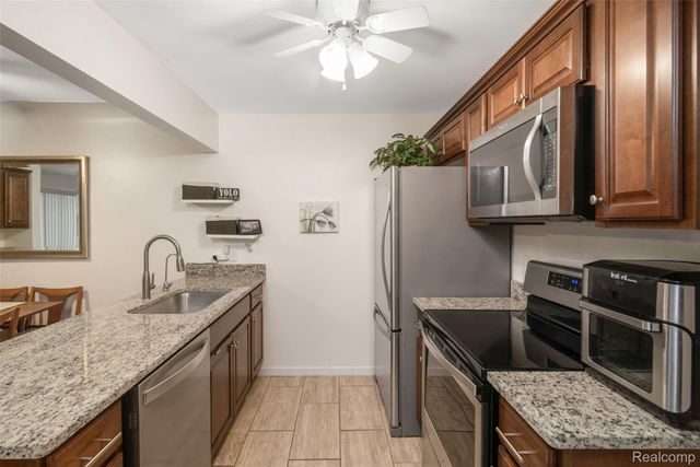 995 N Cass Lake Road 218, Waterford Charter Township, MI 48328