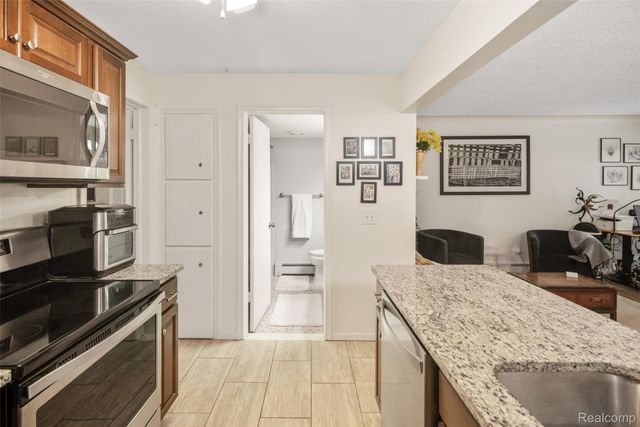 995 N Cass Lake Road 218, Waterford Charter Township, MI 48328