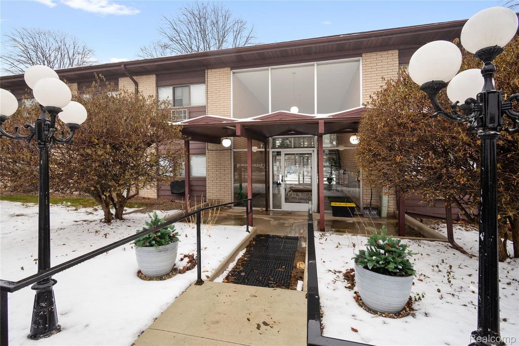 995 N Cass Lake Road 218, Waterford Charter Township, MI 48328