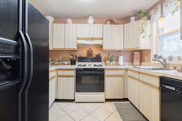 3 Summerville Rd 3, Foxboro, MA 02035