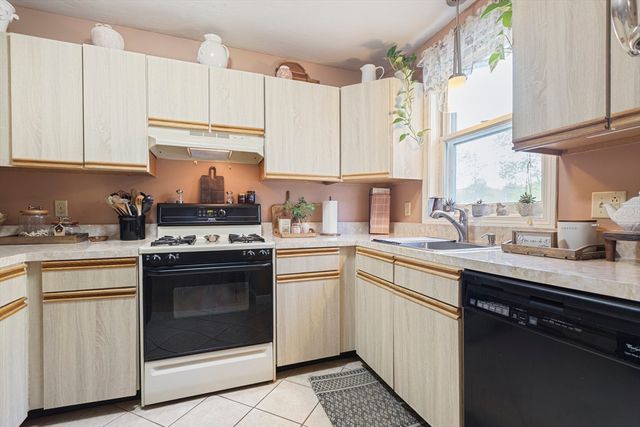 3 Summerville Rd 3, Foxboro, MA 02035