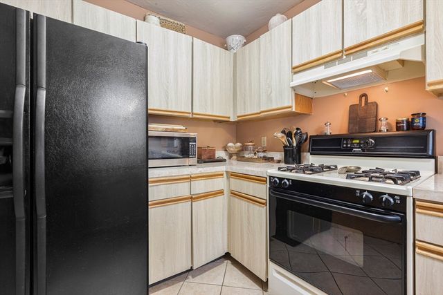 3 Summerville Rd 3, Foxboro, MA 02035