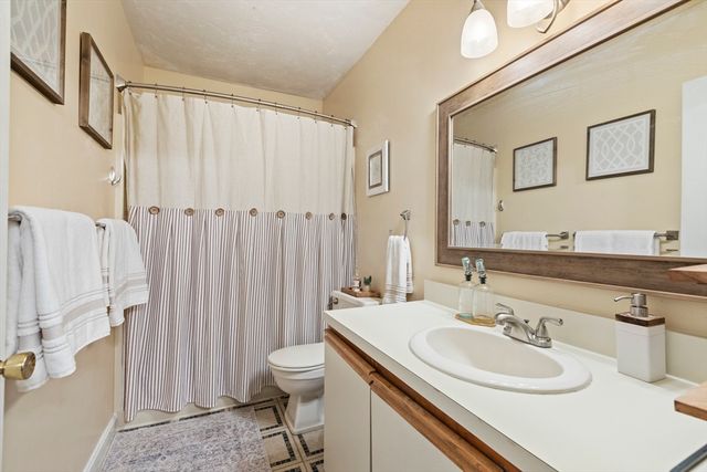 3 Summerville Rd 3, Foxboro, MA 02035