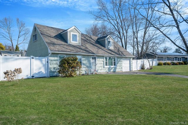 75 Oakcrest Avenue, Farmingville, NY 11738