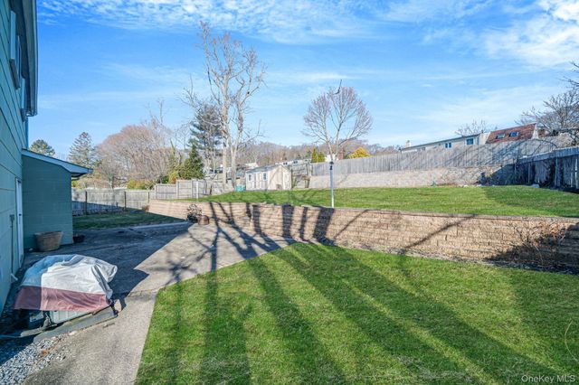 75 Oakcrest Avenue, Farmingville, NY 11738