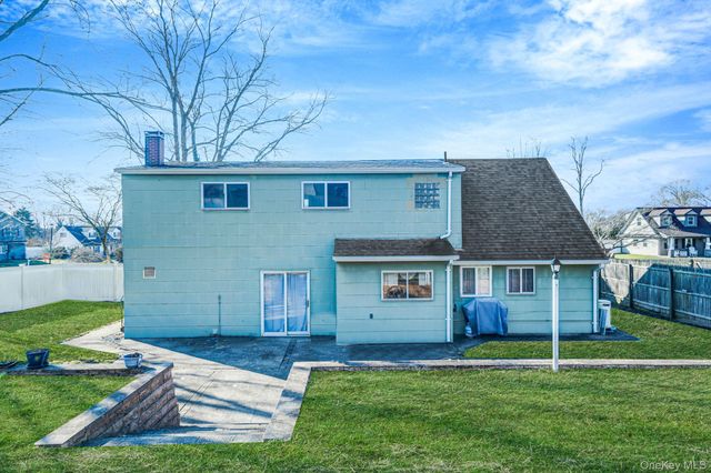 75 Oakcrest Avenue, Farmingville, NY 11738