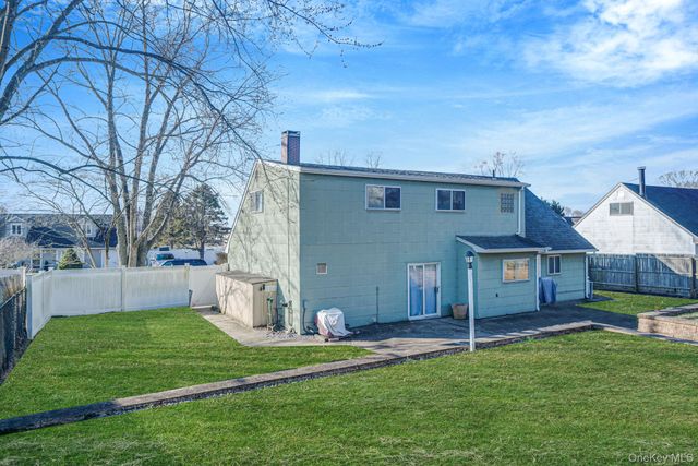 75 Oakcrest Avenue, Farmingville, NY 11738