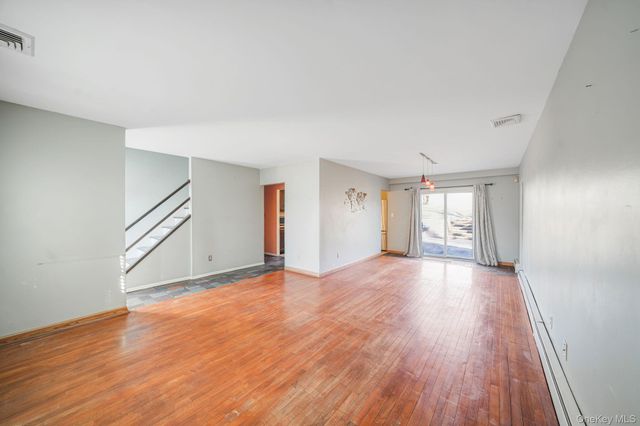 75 Oakcrest Avenue, Farmingville, NY 11738