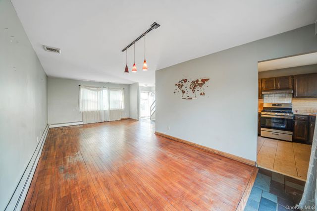 75 Oakcrest Avenue, Farmingville, NY 11738