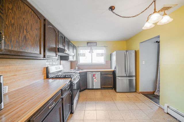 75 Oakcrest Avenue, Farmingville, NY 11738