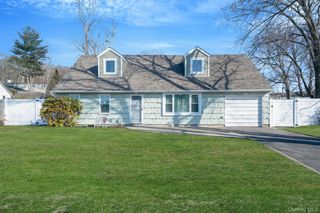 75 Oakcrest Avenue, Farmingville, NY 11738