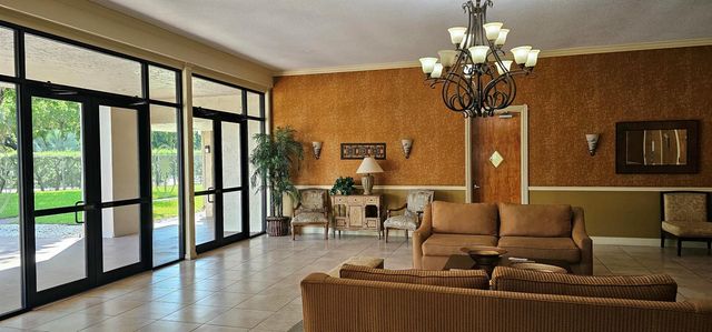 721 Lori Dr 105, Palm Springs, FL 33461