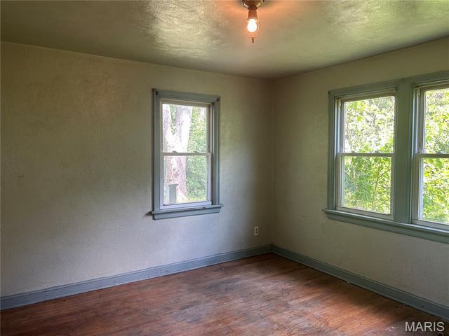 9015 McNulty Drive, St John, MO 63114