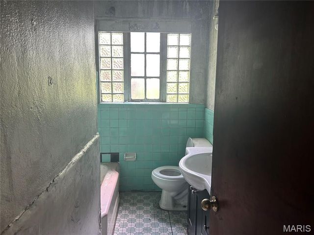 9015 McNulty Drive, St John, MO 63114