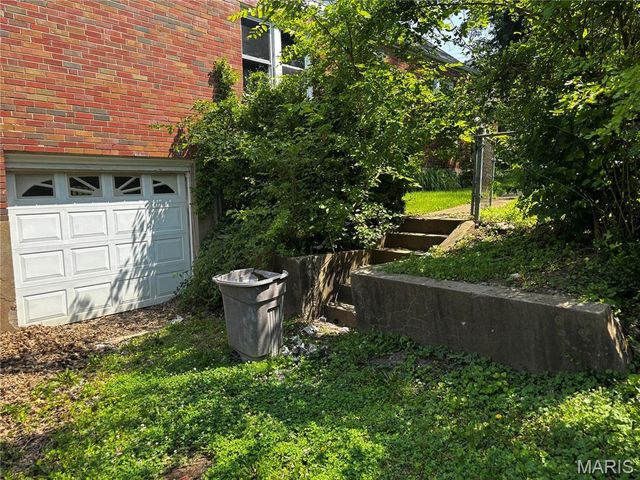 9015 McNulty Drive, St John, MO 63114