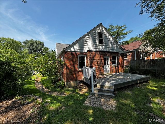 9015 McNulty Drive, St John, MO 63114