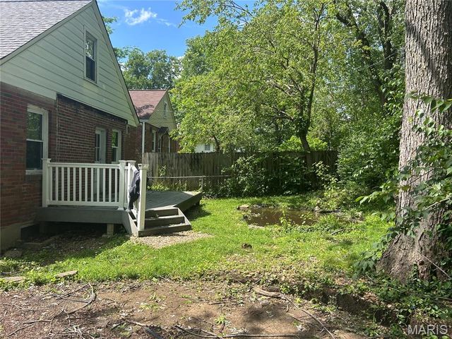 9015 McNulty Drive, St John, MO 63114