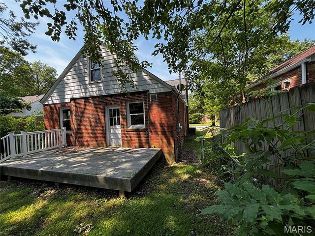 9015 McNulty Drive, St John, MO 63114