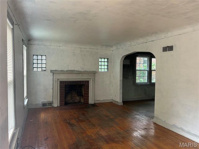 9015 McNulty Drive, St John, MO 63114