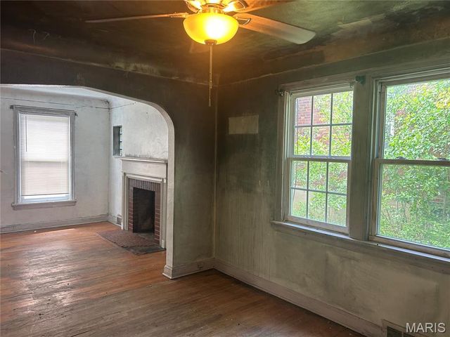 9015 McNulty Drive, St John, MO 63114